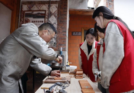 泉州轻工职业学院“侨海青椒实践队” 开展侨乡非遗深度调研